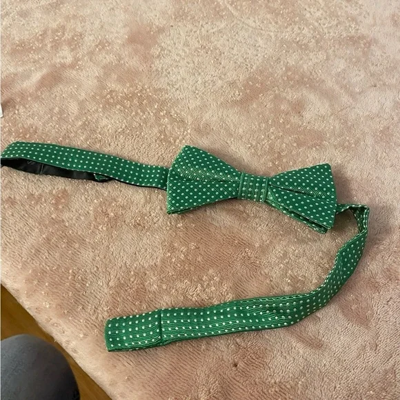Arrow Green Bow Tie with White Dots - Picture 3 of 9